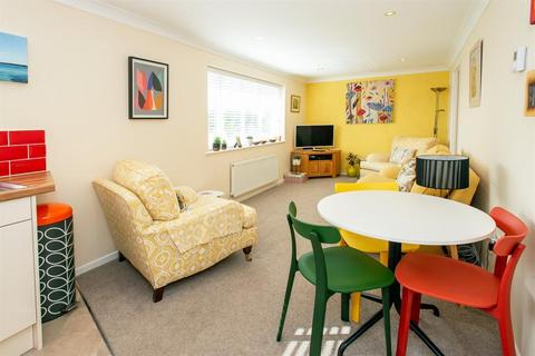 1 bedroom flat for sale, Holme Road, Highcliffe, Christchurch, Dorset, BH23 5LJ