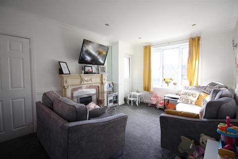 2 bedroom flat for sale, Stanks Lane South, Leeds LS14