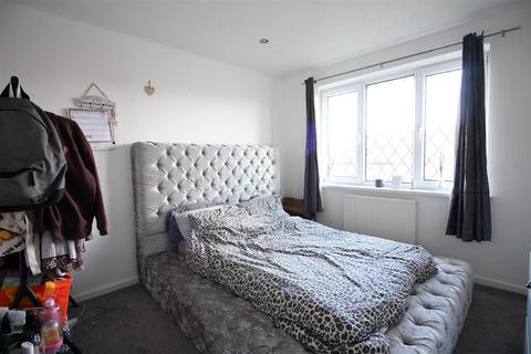 2 bedroom flat for sale, Stanks Lane South, Leeds LS14