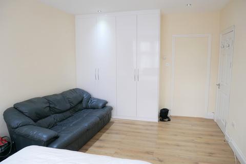 1 bedroom in a house share to rent, Horn Lane, London W3