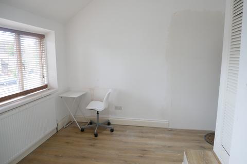 Studio to rent, Dane Road, Southall UB1