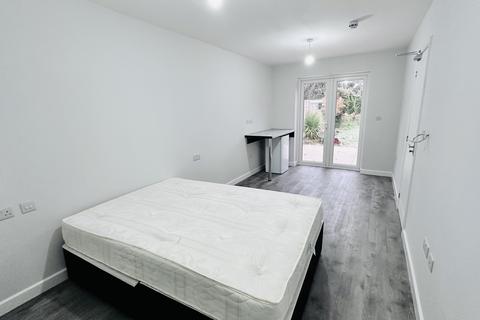 Studio to rent, Westlea Avenue, Watford WD25