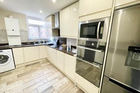 5 bedroom semi-detached house to rent, Woodman Path, Ilford IG6