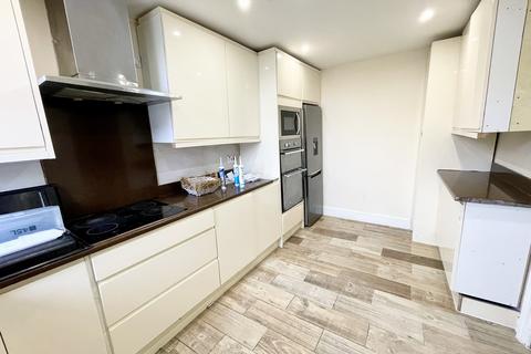 5 bedroom semi-detached house to rent, Woodman Path, Ilford IG6