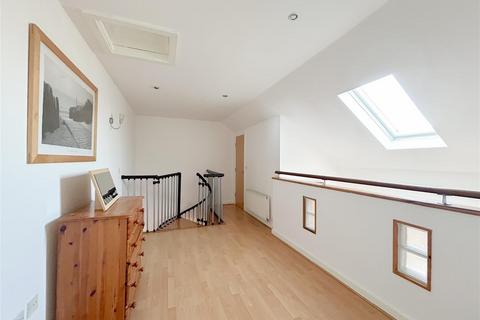 2 bedroom flat for sale, Russell Place, Sale