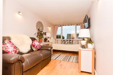 7 Richmond Close, Fetcham, Leatherhead, KT22 9NX