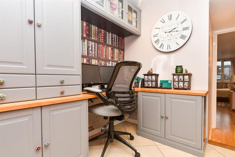 7 Richmond Close, Fetcham, Leatherhead, KT22 9NX