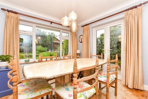 7 Richmond Close, Fetcham, Leatherhead, KT22 9NX