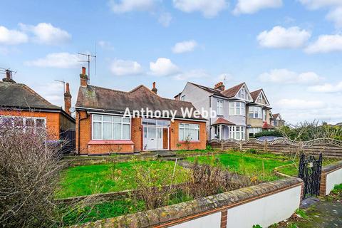 3 bedroom bungalow for sale, The Orchard, Winchmore Hill, N21