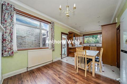 3 bedroom bungalow for sale, The Orchard, Winchmore Hill, N21