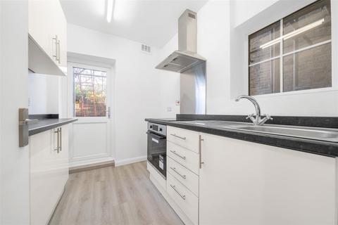 1 bedroom maisonette to rent, Rosendale Road, London