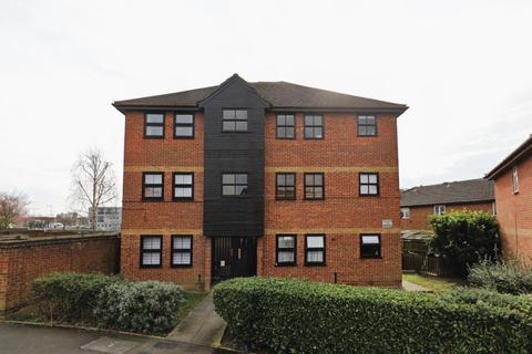 2 bedroom flat to rent, Hazelwood Park Close, Chigwell IG7