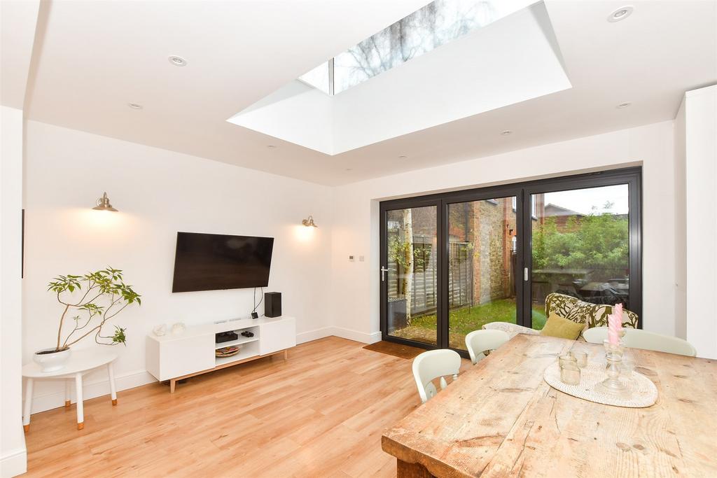 Kitchen/ Dining Area