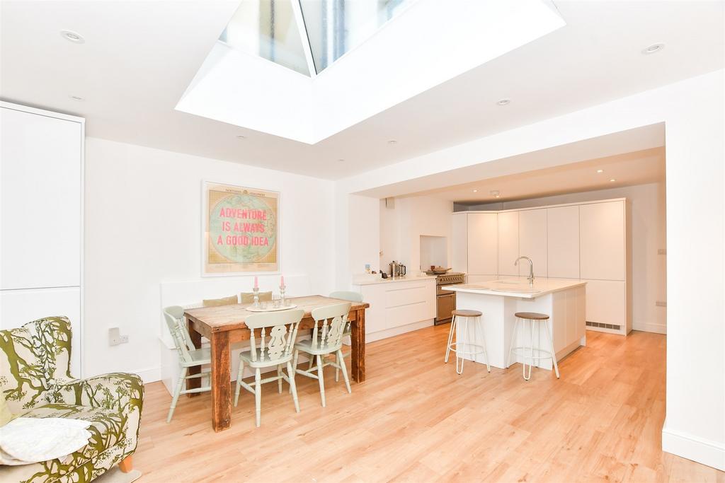 Kitchen/ Dining Area