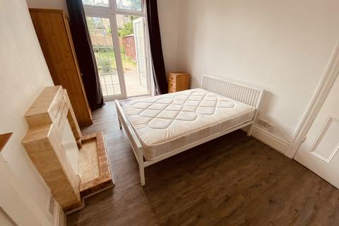 1 bedroom in a house share to rent, Maidstone Road, London N11