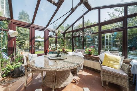 Halland Pathfields Close, Haslemere, GU27 2BL
