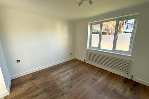 Studio to rent, Laleham Road, Staines TW18