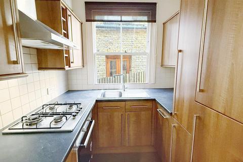 2 bedroom flat to rent, Marcus Street, London SW18