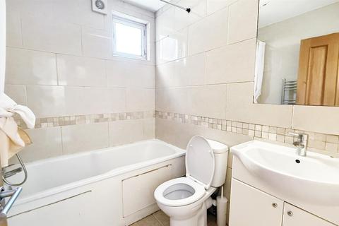 2 bedroom flat to rent, Marcus Street, London SW18