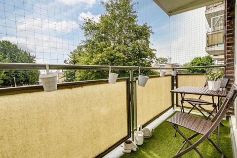 2 bedroom flat for sale, Winterfold Close, London