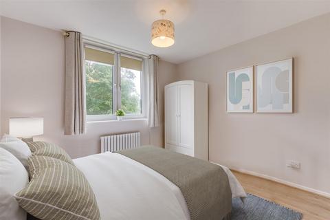 102 Winterfold Close, London, SW19 6LF