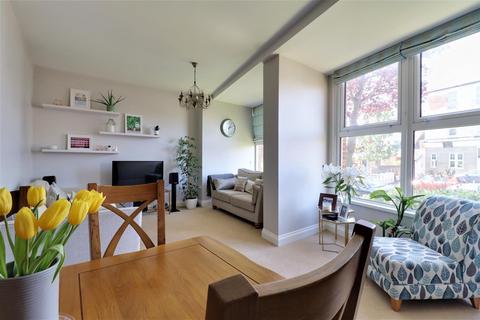 2 bedroom flat for sale, Burleigh Court, Station Road, Westcliff-on-Sea SS0