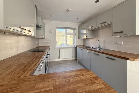 2 bedroom maisonette to rent, Cranleigh Gardens, South Norwood