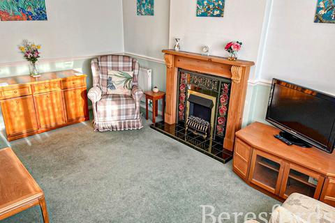 2 bedroom bungalow for sale, Dorkins Way, Upminster, RM14