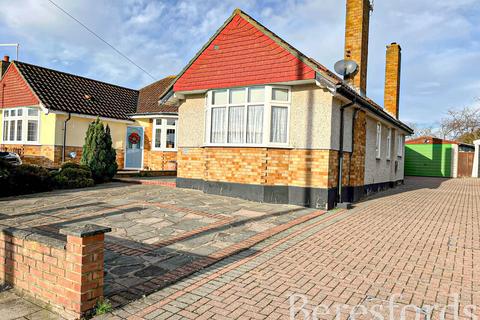 2 bedroom bungalow for sale, Dorkins Way, Upminster, RM14