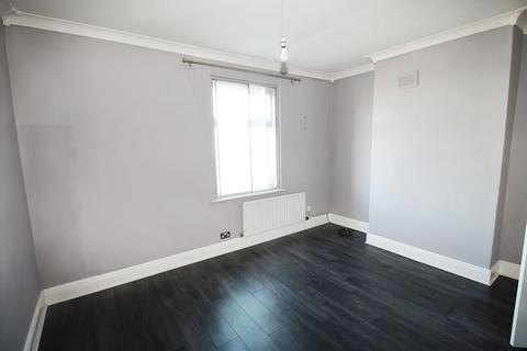 2 bedroom terraced house to rent, Leeds Road, Wakefield WF3