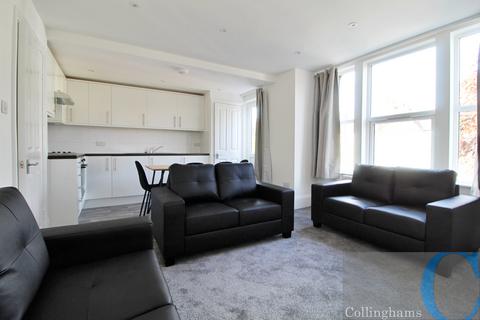 3 bedroom flat to rent, Mantilla Road, London SW17