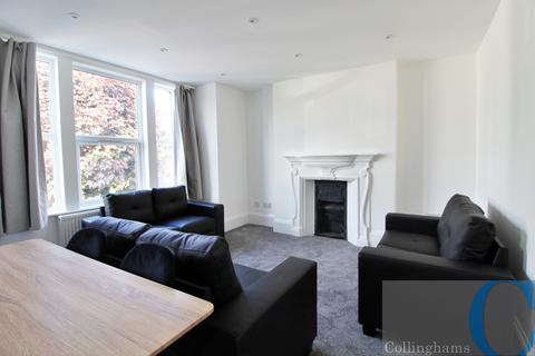 3 bedroom flat to rent, Mantilla Road, London SW17