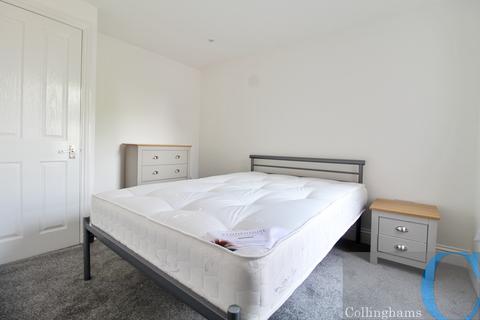 3 bedroom flat to rent, Mantilla Road, London SW17