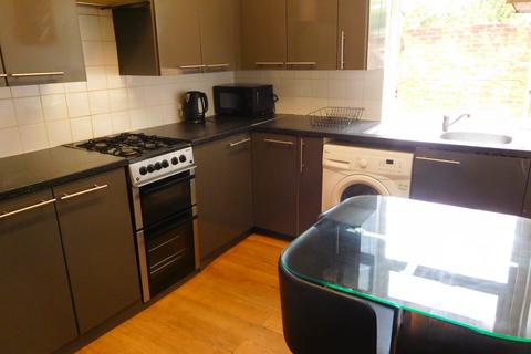 5 bedroom terraced house to rent, Whitby Road, Manchester M14