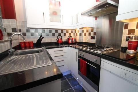 3 bedroom terraced house to rent, Valence Avenue, Dagenham