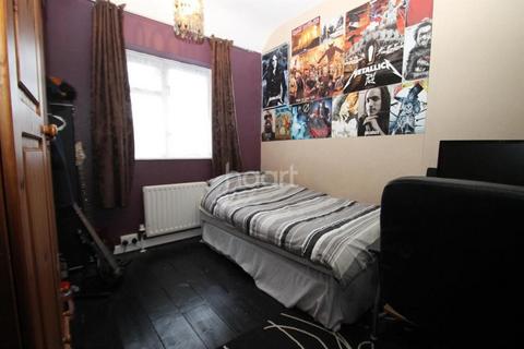 3 bedroom terraced house to rent, Valence Avenue, Dagenham