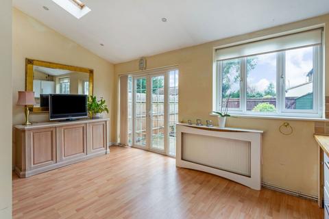 137 Bromley Common, Bromley, BR2 9RJ