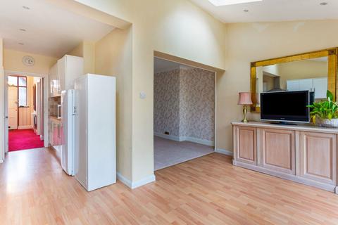 137 Bromley Common, Bromley, BR2 9RJ