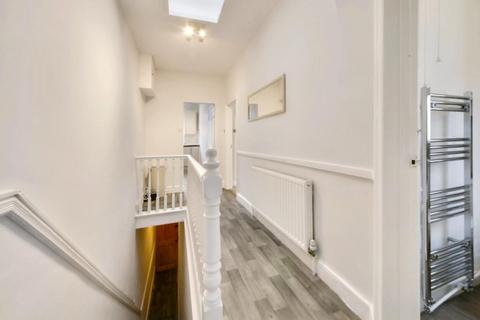 2 bedroom flat to rent, Audley Road, London NW4