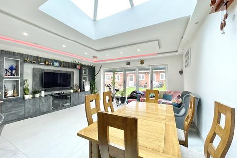 4 bedroom semi-detached house to rent, Tewkesbury Gardens, London NW9