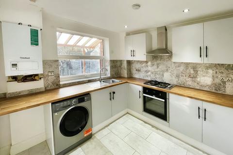 2 bedroom end of terrace house to rent, Norfolk Road, Barking IG11