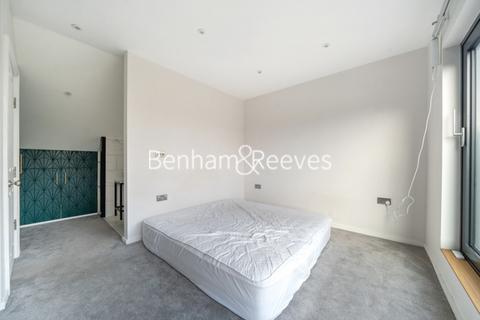 4 bedroom semi-detached house to rent, Brentmead gardens,  Ealing NW10