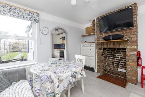 2 bedroom semi-detached house for sale, Bremer Road, Staines-upon-thames, TW18