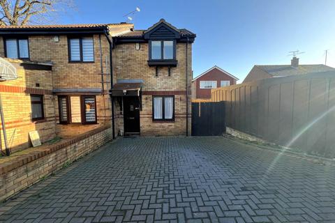 2 bedroom semi-detached house to rent, Bellerby Rise, Luton LU4