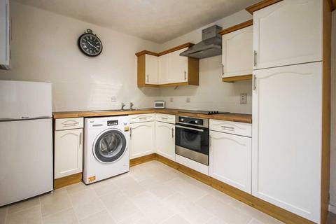 2 bedroom semi-detached house to rent, Bellerby Rise, Luton LU4