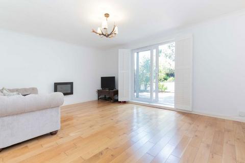 2 bedroom flat to rent, Queens Road, London SW19