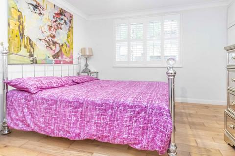 2 bedroom flat to rent, Queens Road, London SW19