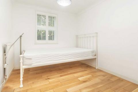 2 bedroom flat to rent, Queens Road, London SW19