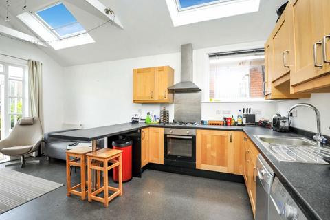 2 bedroom flat to rent, Chillerton Road, London SW17