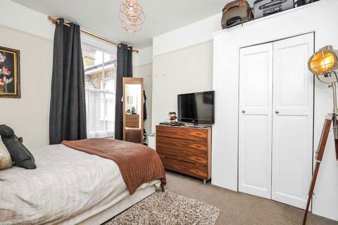 2 bedroom flat to rent, Chillerton Road, London SW17